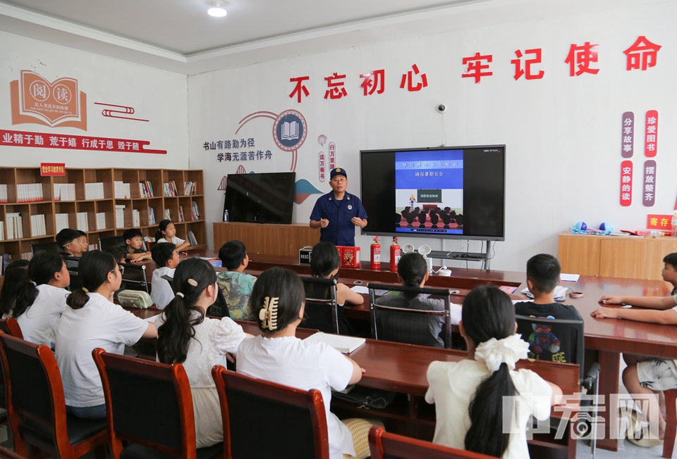 港上镇护幼小课堂结合暑期安全开展消防安全课堂。课堂上，消防员为学生们系统讲解火灾预防知识，并现场演示灭火器材操作，上了一堂生动实用的安全教育课。 李结义 摄