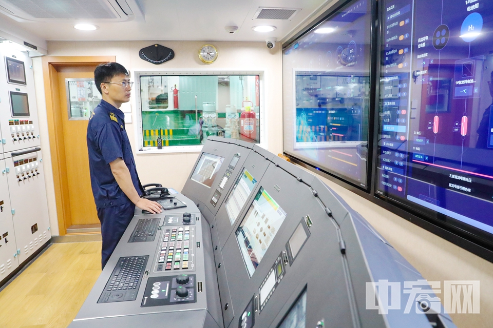 轮机长在“氢电拖1”轮集中控制室进行调试。