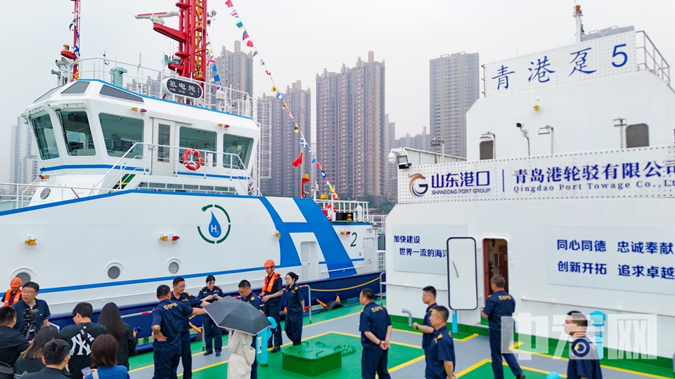 全国首艘氢电拖轮“氢电拖1”轮在山东港口青岛港正式投用。 张进刚 摄