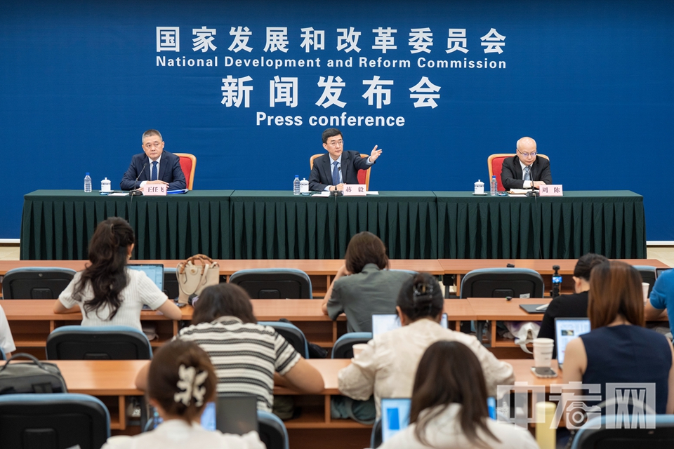 8月1日上午，国家发展改革委召开新闻发布会。国家发展改革委政策研究室主任、新闻发言人蒋毅指出，中国将深入实施“人工智能+”行动，大力推进人工智能规模化商业化应用。