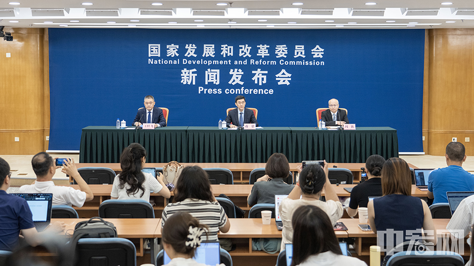 8月1日上午，国家发展改革委召开新闻发布会。国家发展改革委政策研究室主任、新闻发言人蒋毅指出，中国将深入实施“人工智能+”行动，大力推进人工智能规模化商业化应用。
