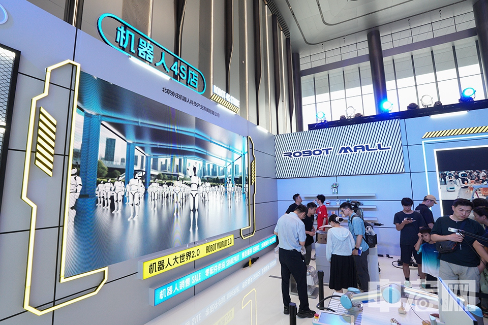 大家一定習慣了汽車4S店，但是機器人4S店是不是第一次聽說？在本屆大會現場，創新推出了全球首個具身智能機器人4S店，吸引了無數目光。