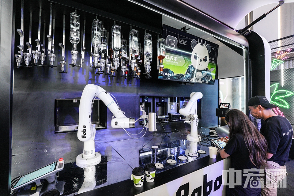 機器人正在吧臺前調制飲料。