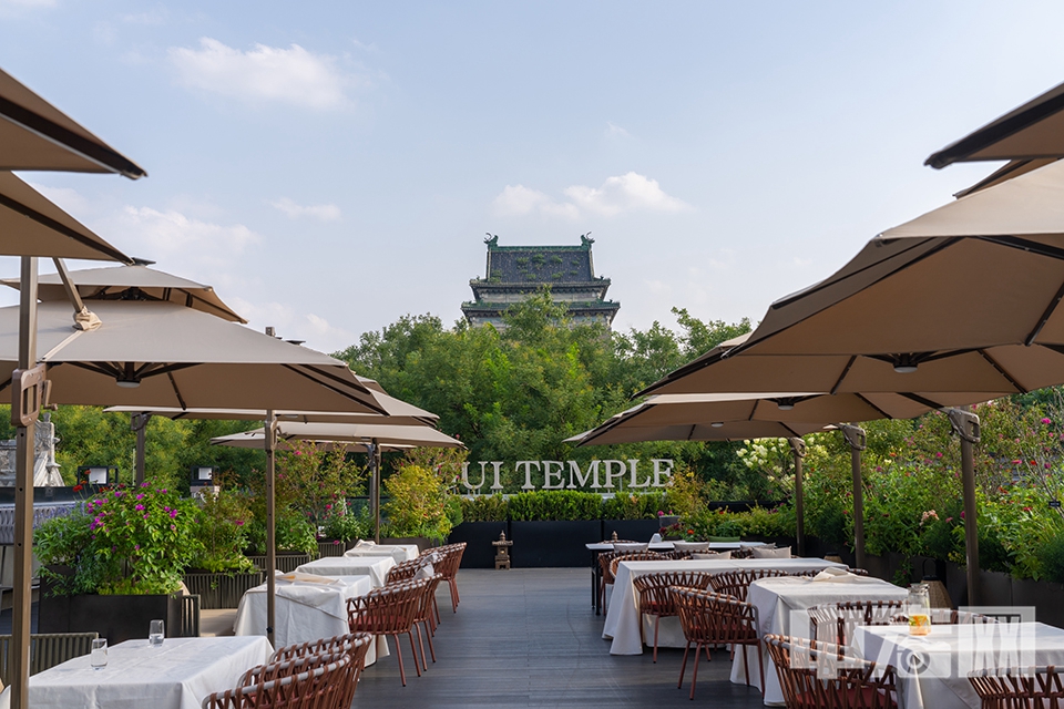 登上宏恩观西配殿顶层的和木·归餐厅露台，视线与屋檐几近持平，微微一转头便会发现惊喜，巍峨的钟楼近在咫尺。 中宏网记者 富宇 摄