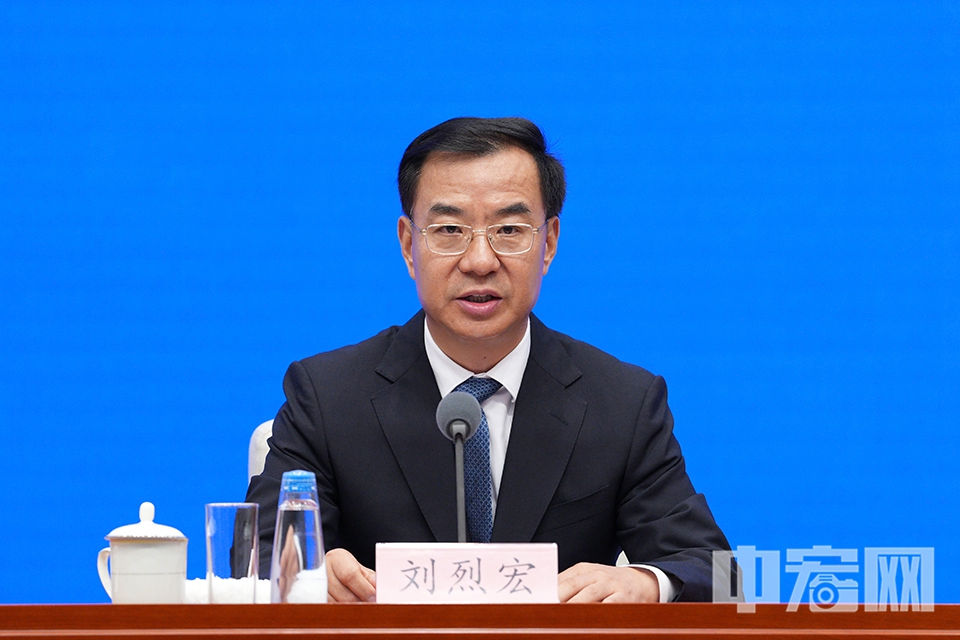 劉烈宏介紹，截至2025年6月底，我國5G基站總數(shù)與2020年相比增長(zhǎng)了5倍達(dá)到455萬個(gè)，千兆寬帶用戶增長(zhǎng)了34倍達(dá)2.26億戶，算力總規(guī)模位于全球第二，有力帶動(dòng)了經(jīng)濟(jì)社會(huì)發(fā)展。 中宏網(wǎng)記者 富宇 攝