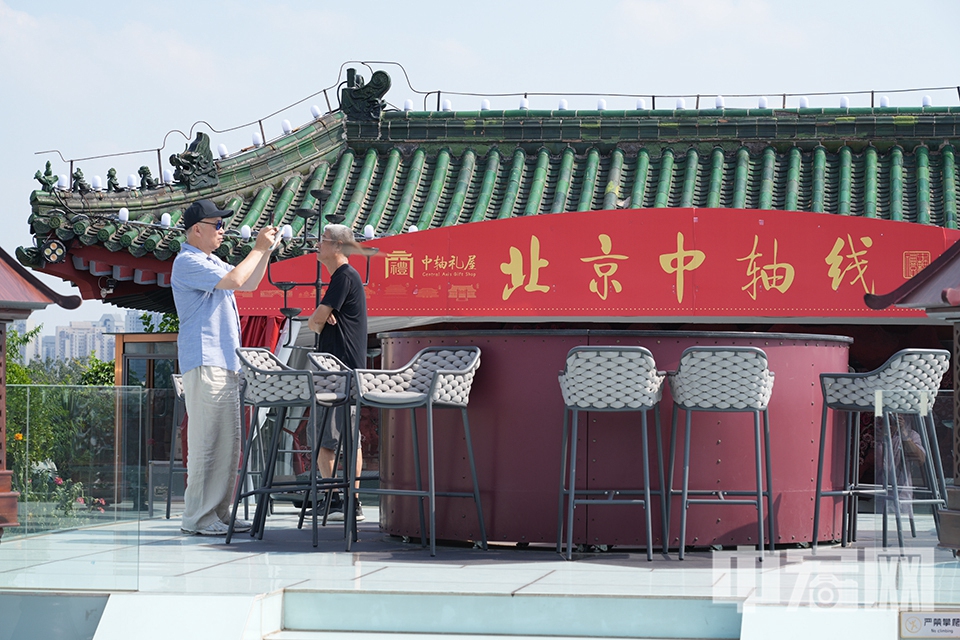 市民游客在红桥市场五层露台上打卡拍照。 中宏网记者 富宇 摄