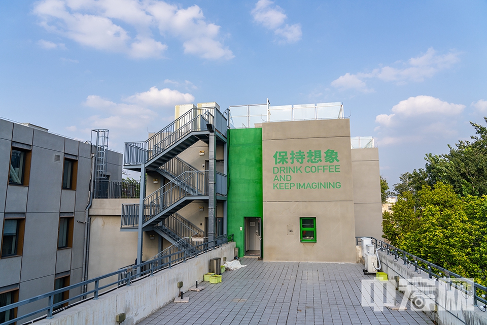 走入社区，沿路爬上楼梯，便到了这处露台。 中宏网记者 富宇 摄