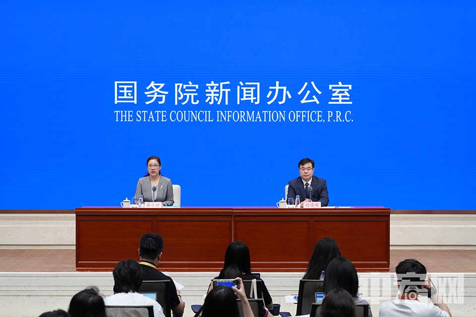 国务院新闻办公室8月15日上午举行新闻发布会，请国家统计局新闻发言人、总经济师、国民经济综合统计司司长付凌晖介绍2025年7月份国民经济运行情况，并答记者问。 中宏网记者 富宇 摄