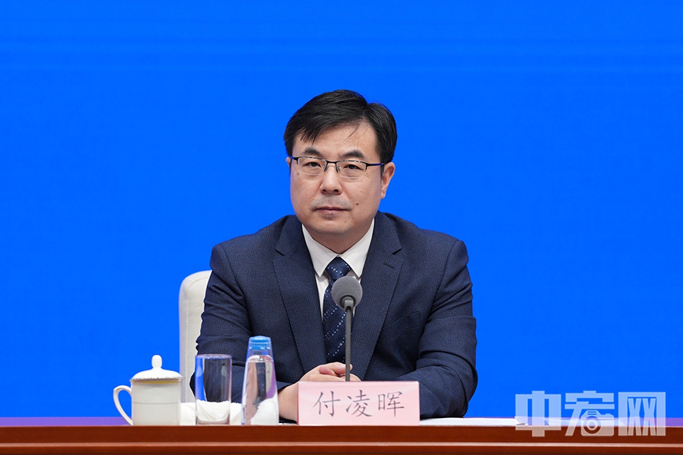 付凌暉介紹，7月份，全國規模以上工業增加值同比增長5.7%，環比增長0.38%。7月份，全國服務業生產指數同比增長5.8%。 中宏網記者 富宇 攝