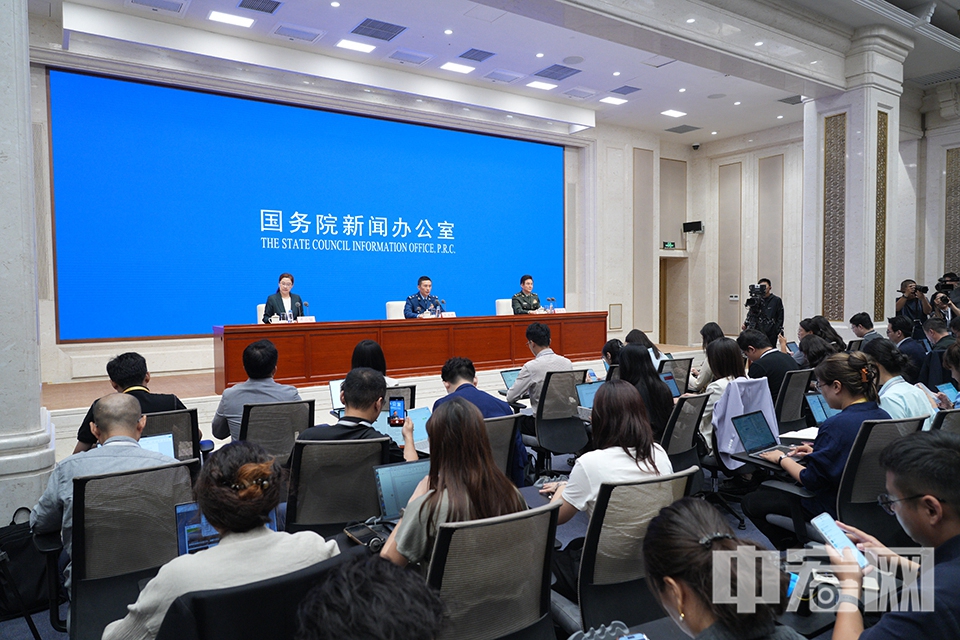 这次阅兵，所有受阅武器装备都是国产现役主战装备，是继2019年国庆大阅兵后我军新一代武器装备的集中亮相。受阅武器装备以新型四代装备为主体，比如新型坦克、舰载机、歼击机等，按作战模块进行编组，展示我军体系作战能力。遴选陆上、海上、空中系列无人智能和反无人装备，以及网电作战等新型力量受阅，比如新型无人机、定向能武器、电子干扰系统等，展示我军新域新质战力。集中亮相一批高超声速、防空反导、战略导弹等先进装备，展示我军强大的战略威慑实力。 中宏网记者 富宇 摄
