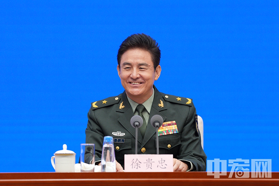 徐贵忠介绍，这次阅兵，联合的特点非常鲜明，一个群队多型装备、一个梯队多个机种，是按照作战编成的跨军兵种有机聚合，是现代战争多维力量的综合运用。 中宏网记者 富宇 摄