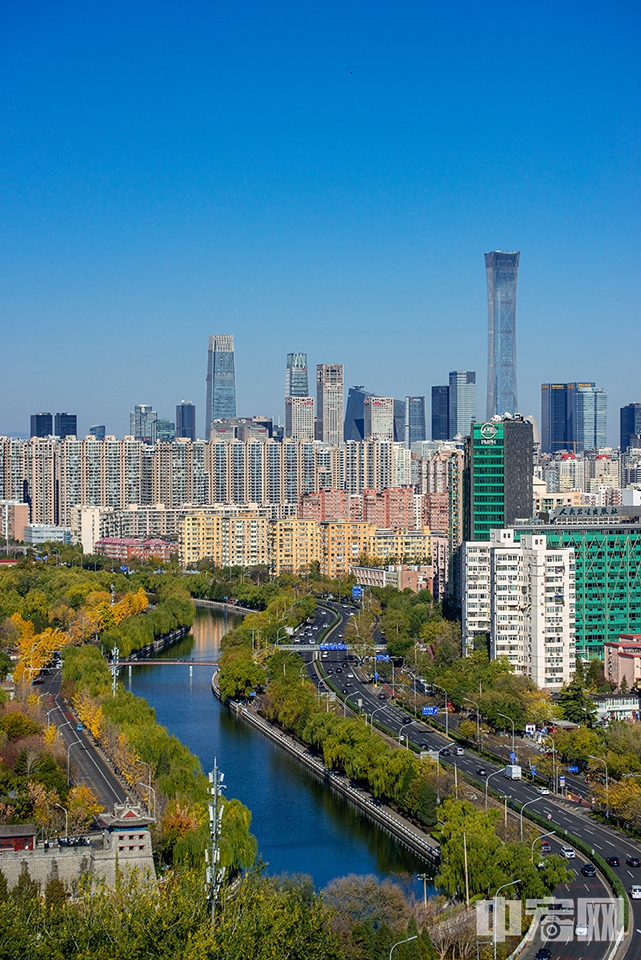 北京二环路与护城河，城市与绿色生态和谐发展。