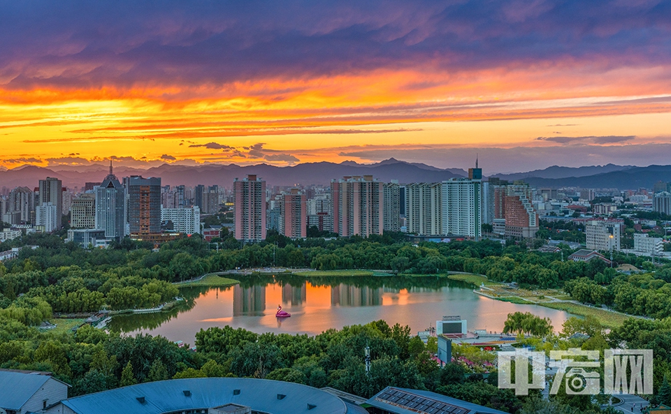 初秋的北京莲花池公园，犹如城市中的绿色眼睛。