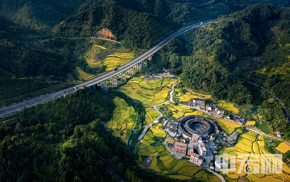 近年来，“绿水青山就是金山银山”的理念深入人心，我国的生态文明建设取得了历史性成就，中国大地正书写着一幅波澜壮阔的生态画卷。今天，让我们通过一组惊艳的镜头，共同领略祖国大美河山的生态蝶变，感受人与自然和谐共生的动人画面。 张炜 摄