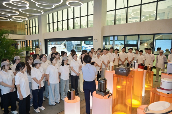 图片1：学生在九阳科普教育基地参观各型豆浆机.jpg