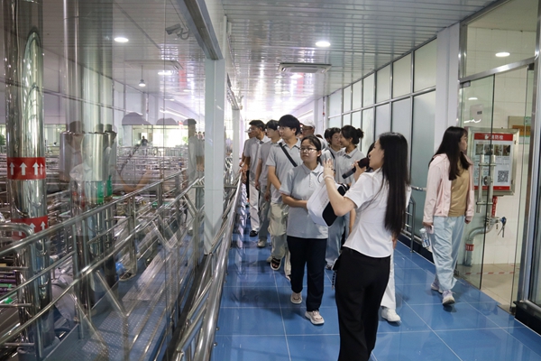 图片2：学生在蒙牛乳业泰安工厂的生产车间参观学习.jpg