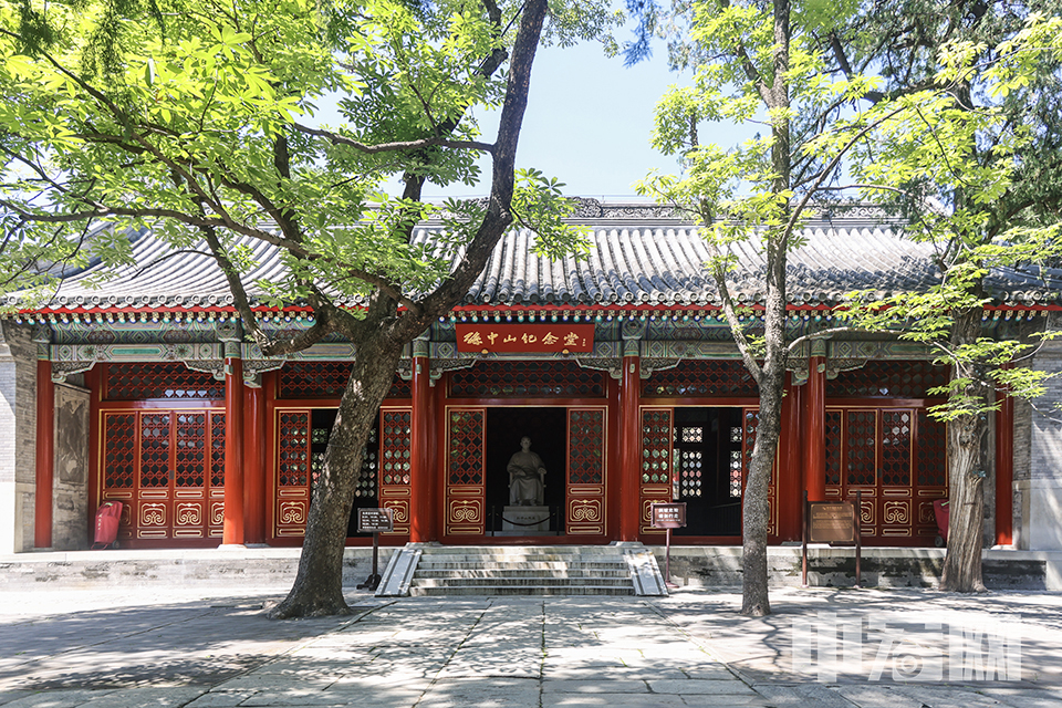 8月25日，北京秋高气爽，迎来晴好天气，香山碧云寺成为众多游客青睐的好去处，寺内宁静祥和，景致迷人，吸引大批游客前来参观游览。 陈硕 摄