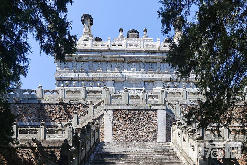 这个秋天，不妨趁着晴好天气，走进香山碧云寺，在古寺的宁静中感受历史的韵味，在自然的怀抱里放松身心，开启一场别样的文化之旅。 陈硕 摄