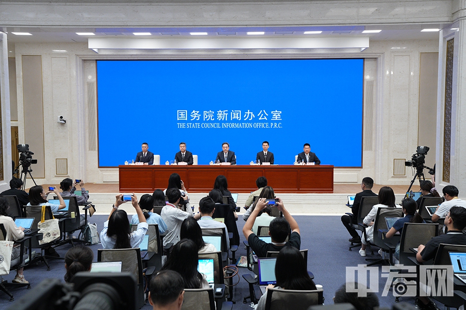 国务院新闻办公室于8月26日上午举行“高质量完成‘十四五’规划”系列主题新闻发布会，请国家发展改革委党组成员、国家能源局局长王宏志，国家能源局副局长万劲松，国家能源局电力司司长杜忠明，国家能源局新能源和可再生能源司司长李创军介绍“十四五”时期能源高质量发展成就，并答记者问。  中宏网记者 富宇 摄