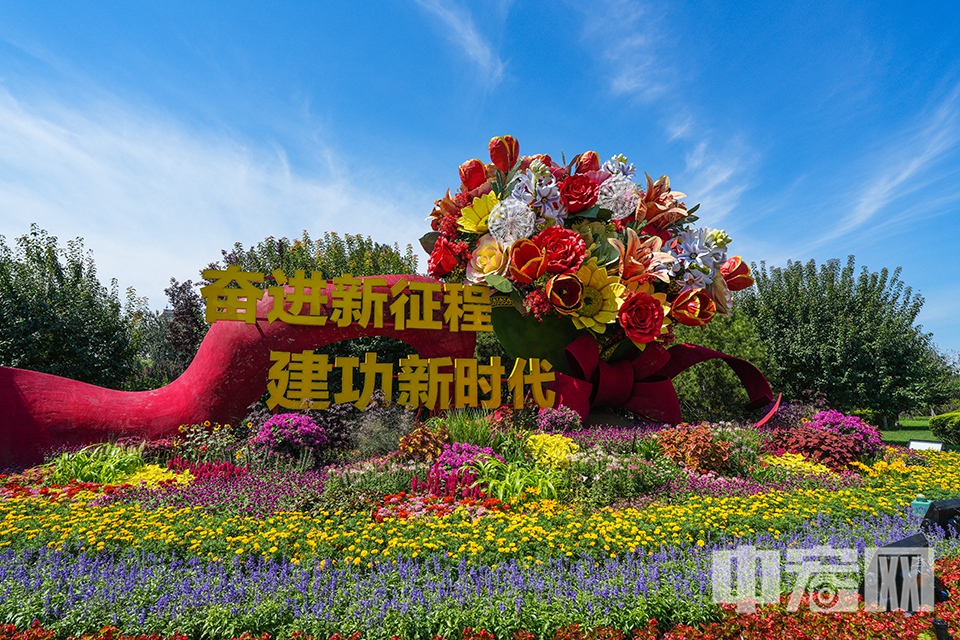 復(fù)興門美好明天主題花壇。 中宏網(wǎng)記者 富宇 攝