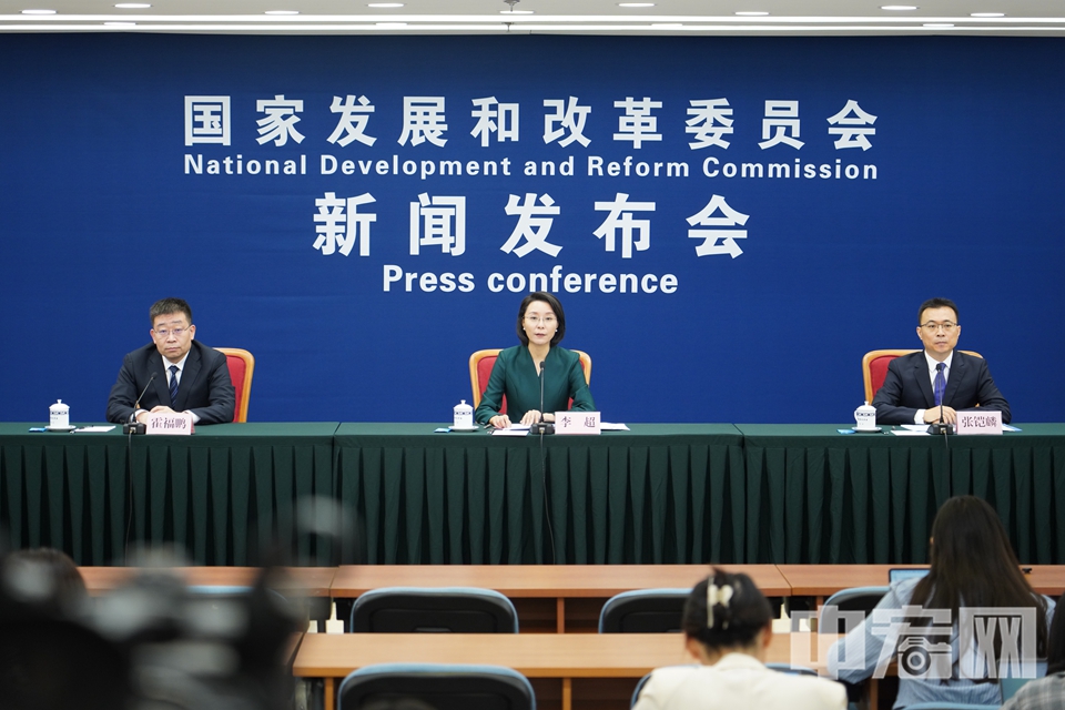 8月29日，國家發(fā)展改革委召開8月份新聞發(fā)布會(huì)。國家發(fā)展改革委政策研究室副主任、委新聞發(fā)言人李超，國家發(fā)展改革委高技術(shù)司副司長張鎧麟，國家發(fā)展改革委創(chuàng)新驅(qū)動(dòng)發(fā)展中心主任霍福鵬出席。 中宏網(wǎng)記者 康書源 攝