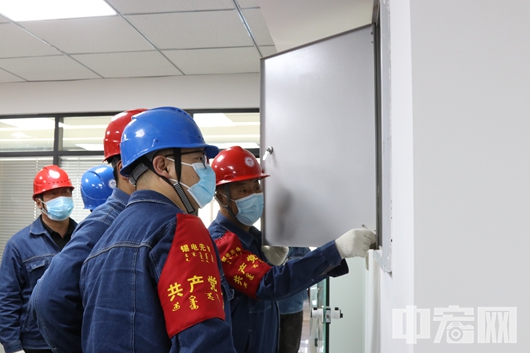 阿巴嘎供电公司开展重要用户安全检查，图为检查组对广电部门配电箱进行检查（摄影：杜志欣）.JPG