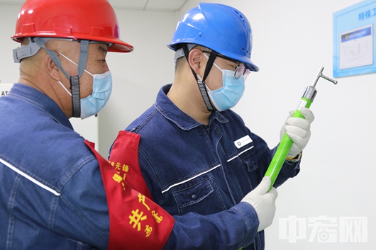 阿巴嘎供电公司开展重要用户安全检查，图为检查组对用户安全工器具进行检查（摄影：杜志欣）.JPG