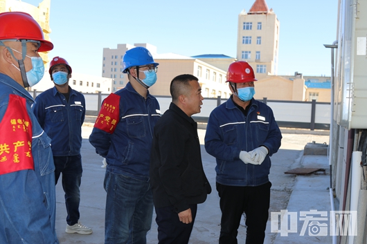 阿巴嘎供电公司开展重要用户安全检查，图为检查组与用户进行沟通（摄影：杜志欣）.JPG