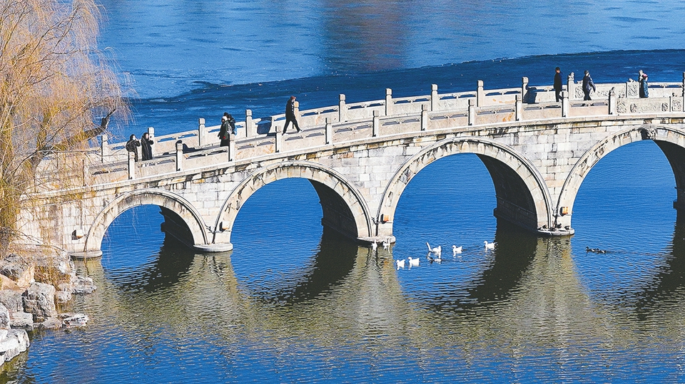 2月25日，游人漫步在太原迎泽公园。当日山西省大部分地区气温回升，市民纷纷走出户外，享受春日美景。（记者 李兆民 摄）