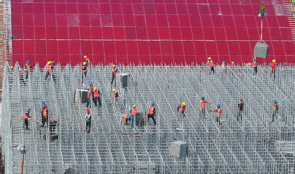 3月10日，太原汾河景区四期幸福桥建设工程施工现场一派热火朝天的景象。幸福桥位于新兰路与滨河东路交叉口以南约570米处，全长374米、宽30米。建成后，将进一步完善太原市交通网络，促进区域间的互联互通。（记者 李兆民 摄）