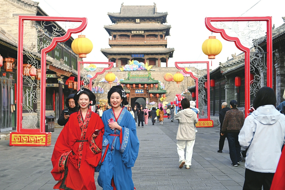 3月17日，随着气温回升，太原古县城迎来休闲游热潮，古色古香的建筑在灯笼的映衬下更显韵味。古风快闪表演、花馍展示、赏石艺术吸引了众多游人驻足观赏。（赵夏雨 摄）