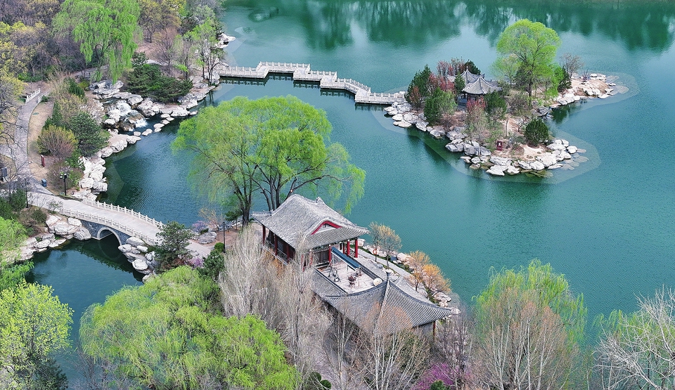 4月8日，太原晋祠景区春意正浓。阳春三月，该景区迎来最美时节，古建筑群与绚烂春花相映成趣，玉兰、海棠、山桃花竞相绽放，垂柳拂水，周柏吐翠，构成一幅生机盎然的春日画卷。（记者 李兆民 摄）