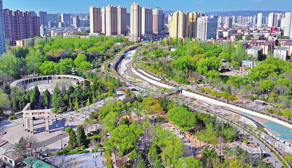 4月21日，航拍視角下的省城萬柏林區(qū)玉門河公園布局精巧，綠化錯落有致，周邊居民在此休閑、散步，暢享春日暖陽。作為省城精致的口袋公園，玉門河公園不僅扮靚了城市環(huán)境，更提升了居民幸福感。（記者 劉通 攝）
