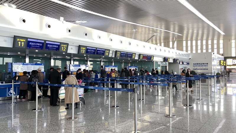 机场航站楼内旅客有序托运行李。马丽娜 摄 (2).JPG