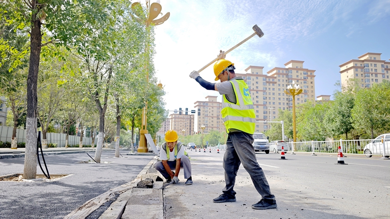 五家渠市经十八路建设场景。杜仪 摄于8月.jpg
