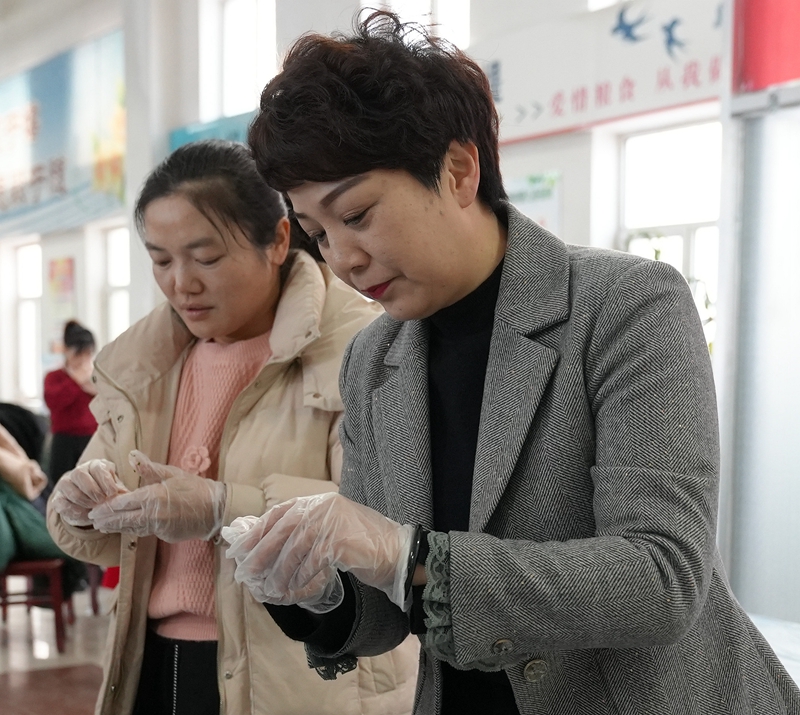 愛心媽媽們認真的包餃子  任婷婷拍攝.jpg