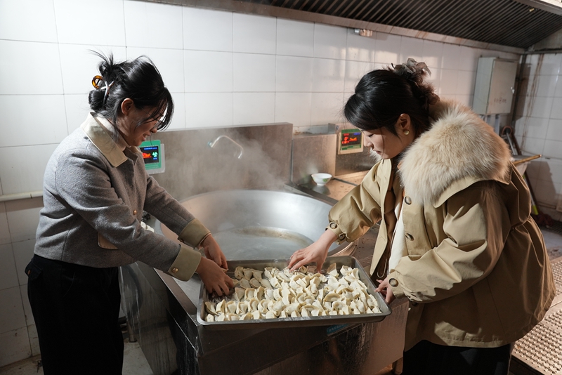 愛心媽媽們為孩子們下餃子  任婷婷拍攝.JPG