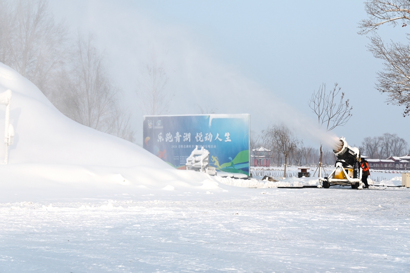 2024年12月19日，在青格达湖旅游风景区，工人们正在人工造雪。 李华北 摄.JPG