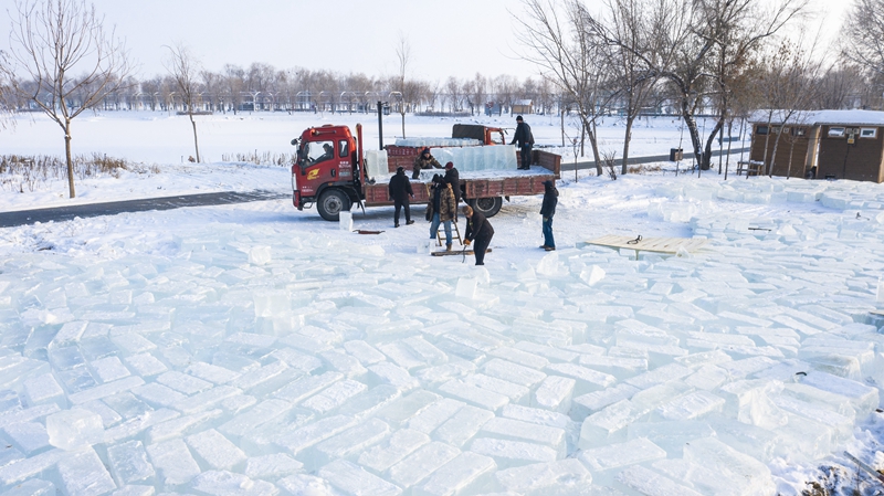 2024年12月19日，在青格达湖旅游风景区，工人们正在装运冰块。 李华北 摄_1.jpg