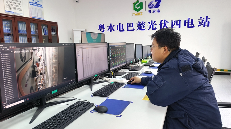 图三：巴楚县粤水电有限公司工作人员正在监看中控系统.jpg