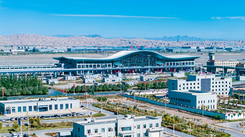喀什徕宁国际机场航拍图1。热衣丁 摄.jpg