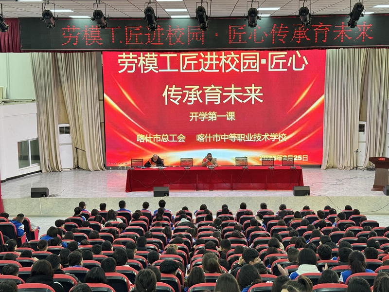 全國(guó)五·一勞動(dòng)獎(jiǎng)?wù)芦@得者、全國(guó)助人為樂模范、喀什市人大常委會(huì)代表工作委員會(huì)主任熱汗古麗?依米爾開展宣講.JPG