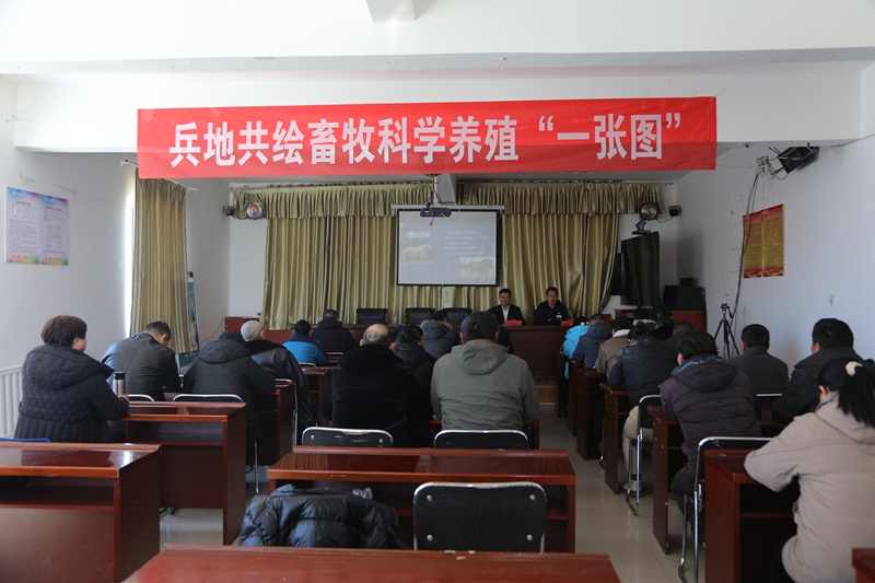 3月13日，第九師農（畜）科所工作人員走進額敏縣喀拉也木勒鎮(zhèn)，為當地養(yǎng)殖戶進行畜牧業(yè)科學養(yǎng)殖培訓。并為他們送上養(yǎng)殖技術相關書籍，引導養(yǎng)殖戶用科學方法解決養(yǎng)殖過程中遇到的技術難題。馬榮攝 (.JPG